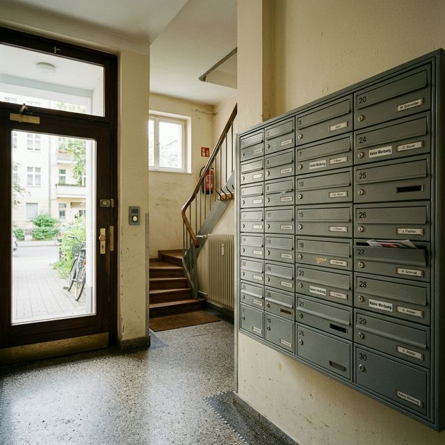 Briefkastenanlage im Hausflur eines deutschen Mehrfamilienhauses